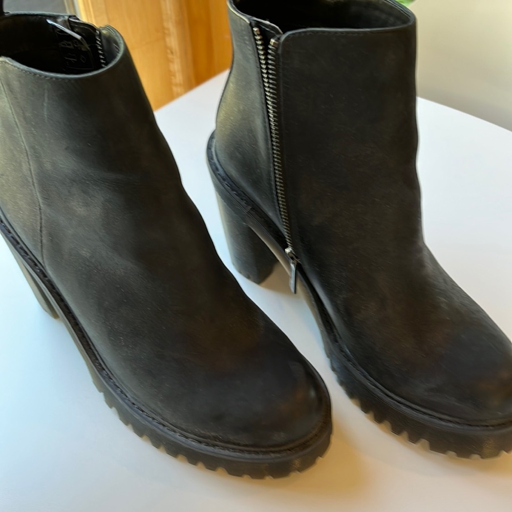 Dr. Martens Magdalena heeled boot, black size 39.